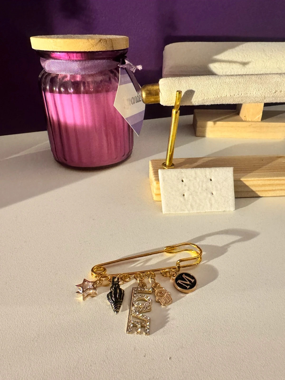 Broche épingle dorée avec breloques